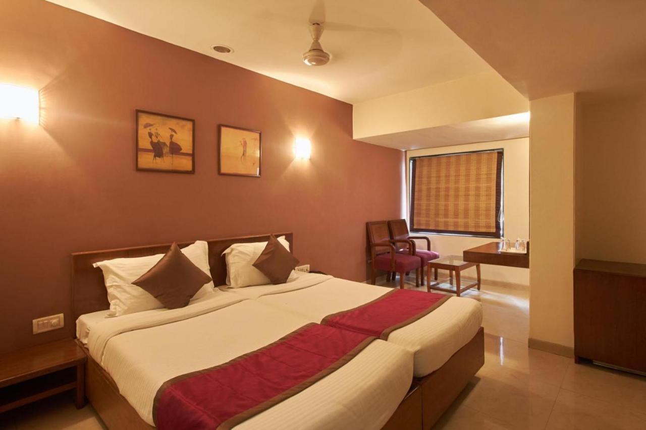 Sukh Hotel Мумбаи Экстерьер фото