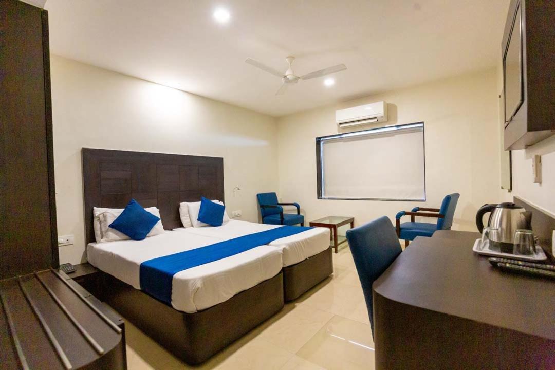 Sukh Hotel Мумбаи Экстерьер фото