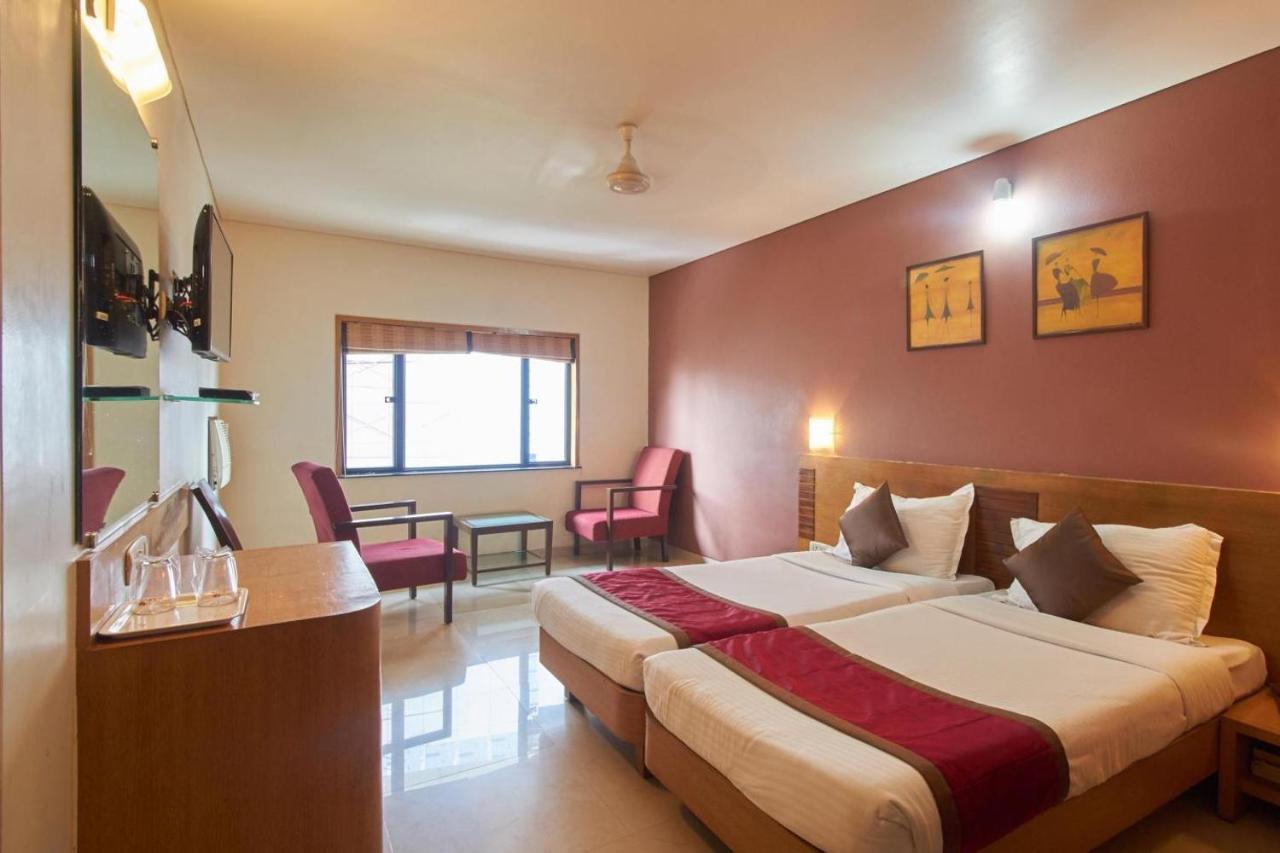 Sukh Hotel Мумбаи Экстерьер фото