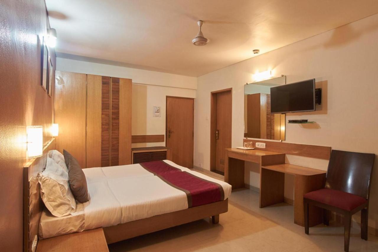 Sukh Hotel Мумбаи Экстерьер фото