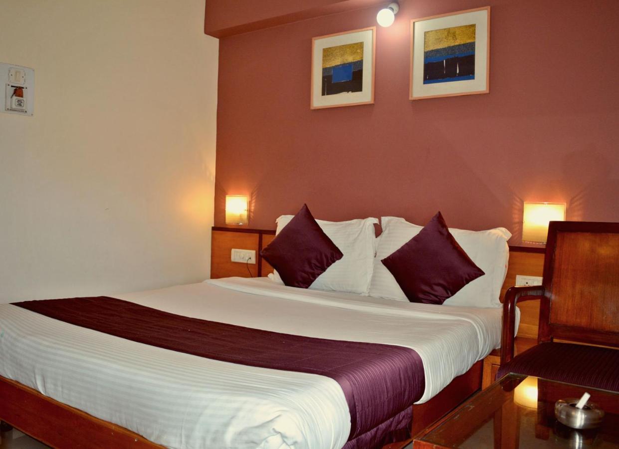 Sukh Hotel Мумбаи Экстерьер фото
