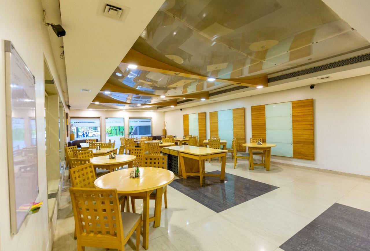Sukh Hotel Мумбаи Экстерьер фото