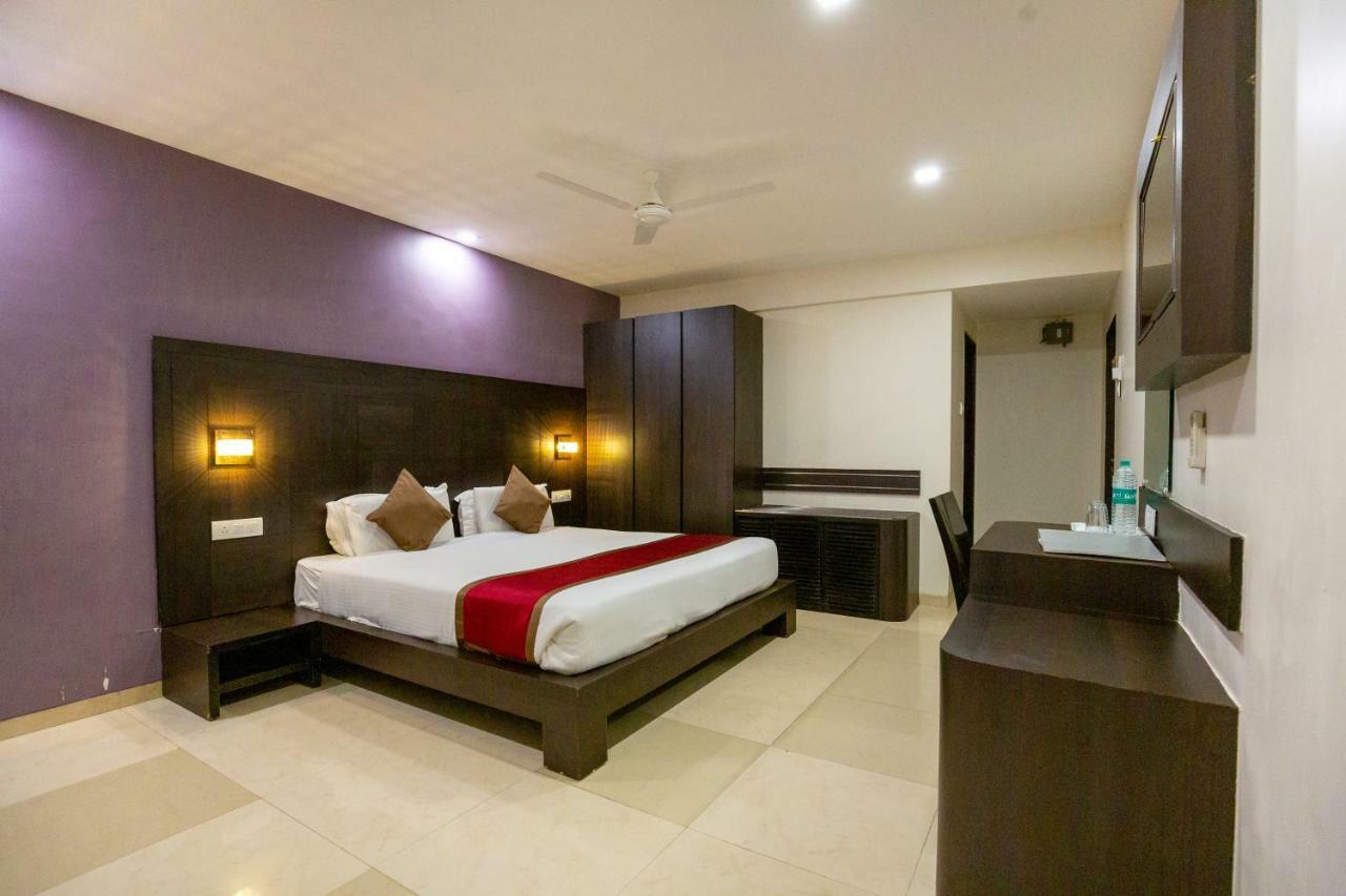 Sukh Hotel Мумбаи Экстерьер фото