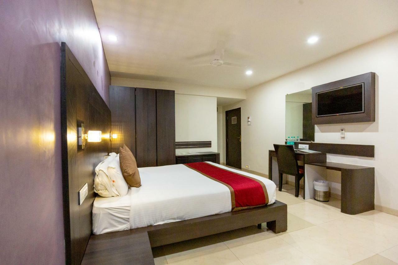 Sukh Hotel Мумбаи Экстерьер фото