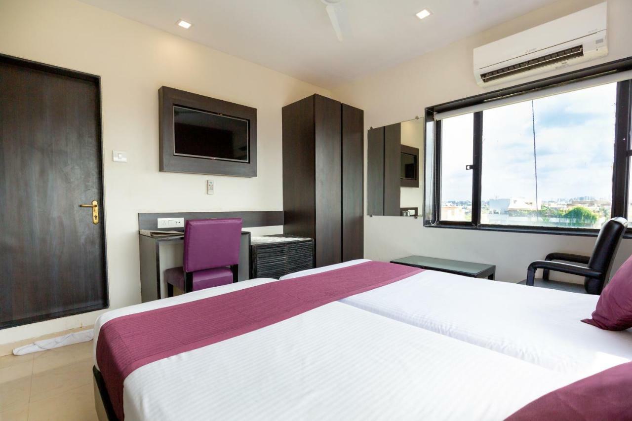 Sukh Hotel Мумбаи Экстерьер фото