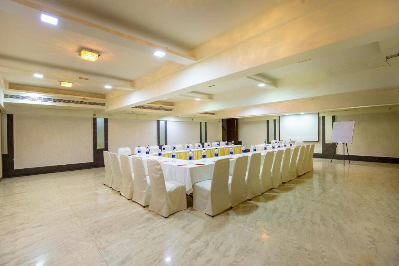 Sukh Hotel Мумбаи Экстерьер фото