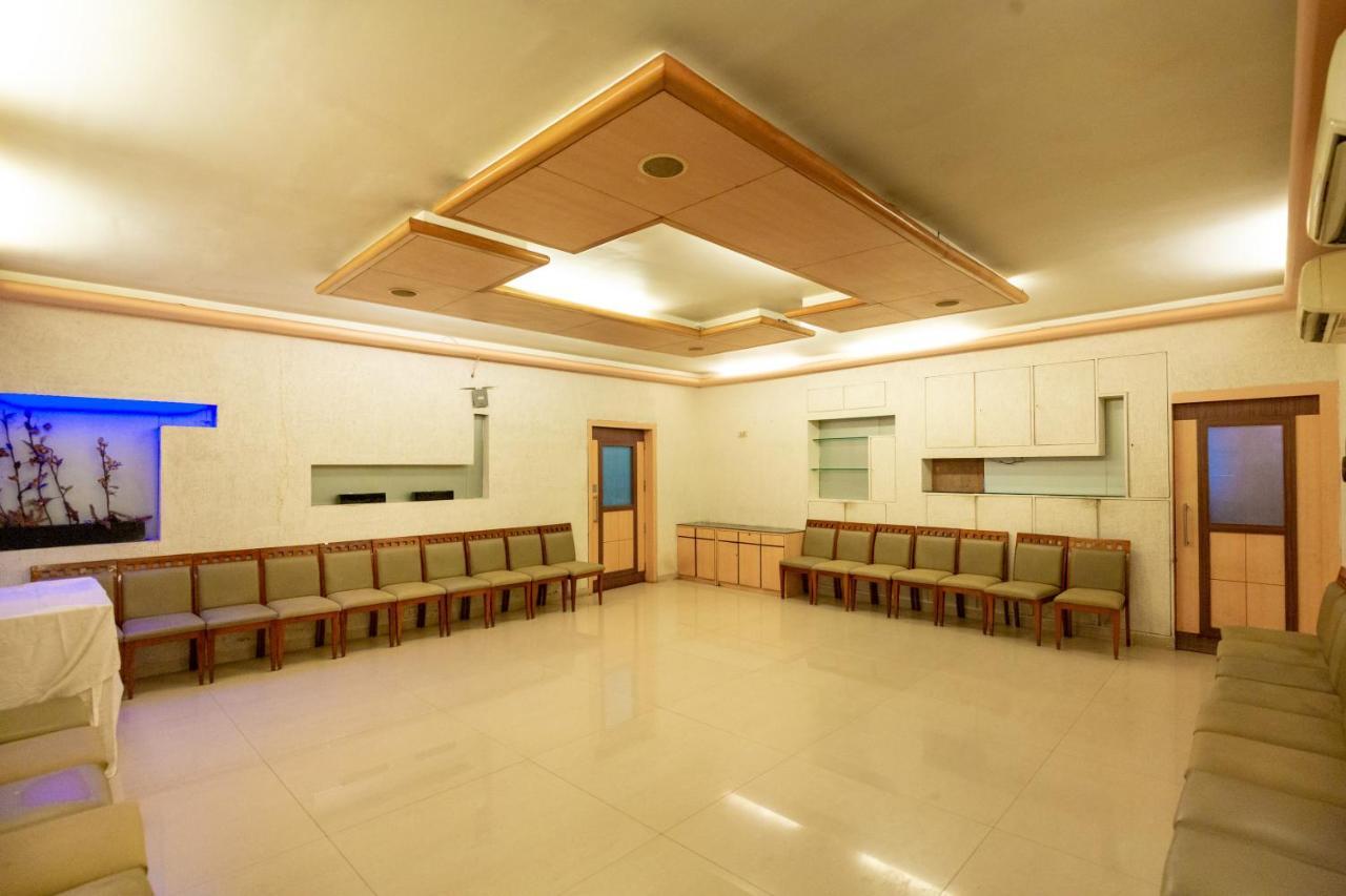 Sukh Hotel Мумбаи Экстерьер фото